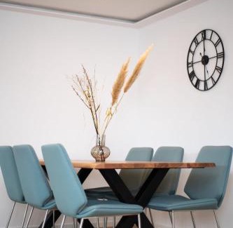 Linden-Mitte Apartment | Comfortable 3 room apartment I 81 m2 I Central l Self-Check-In I Elevator & Balkony