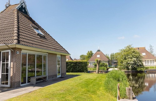 Eernewoude Cottage | Comfortable 4-person bungalow by the water