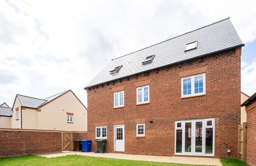 Bicester House | Comfortable 5 Bedroom Detached House With Parking