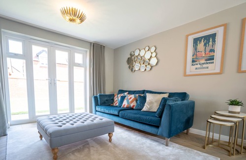 Bicester House | Comfortable 5 Bedroom Detached House With Parking