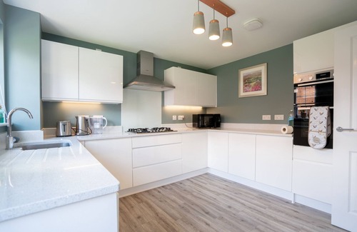 Bicester House | Comfortable 5 Bedroom Detached House With Parking
