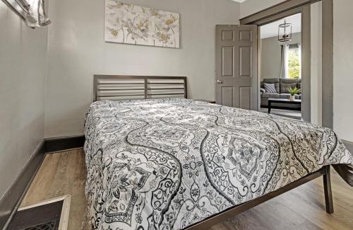 Downtown Niagara Falls House | Comfortable 6BR 2Bath in the heart of Niagara Falls