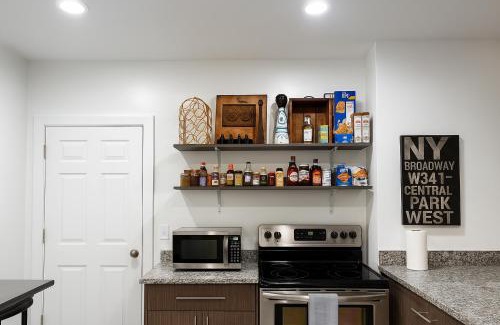 Detroit House | Comfortable 6BR Getaway WiFi AC Pet-Friendly