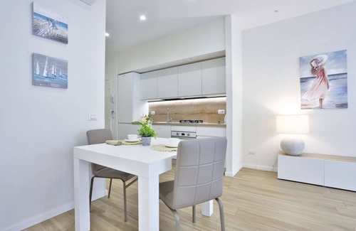 Vomero Apartment | Comfortable and bright apartment perfect for 2 people and equipped with all comforts, including a spacious 15 sqm balcony ideal for relaxing moments. The apartment is located in Via Cimarosa, in the lively Vomero district, an ideal area for all types of