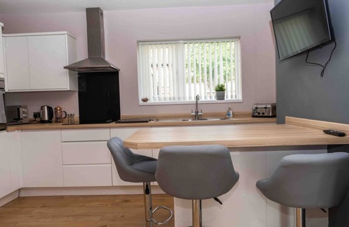 Handsworth House | Comfortable and Convenient 3 BR House with Parking
