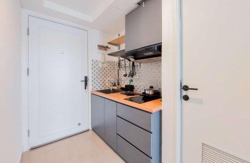 Tangerang Apartment | Comfortable and Homey Studio Loft at Kingland Avenue Apartment By Travelio