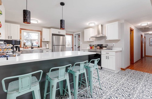 Paradise House | Comfortable and Stylish home near local attractions