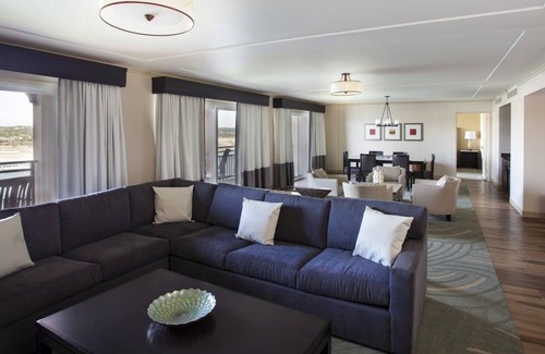 Lakeway Hotel | Comfortable and Suiting Stay! Pets Allowed, Outdoor Pool!