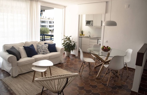 Torredembarra Apartment | Comfortable apartment with pool and garden.