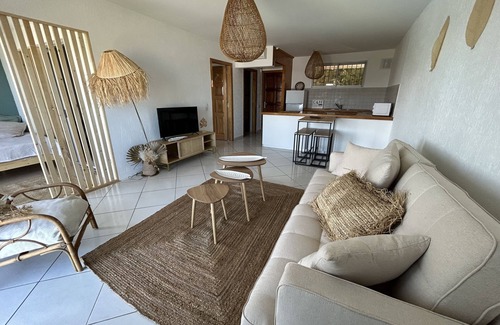 Tahiti Apartment | Comfortable apartment front of the multi activities MARINA & MOOREA View