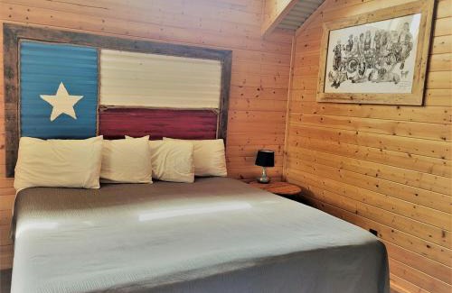 Pipe Creek House | Comfortable Cabin Rental with Pool Access near San Antonio, Texas
