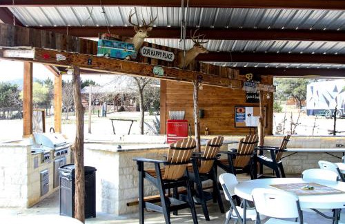 Pipe Creek House | Comfortable Cabin Rental with Pool Access near San Antonio, Texas