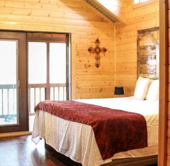 Pipe Creek House | Comfortable Cabin Rental with Pool Access near San Antonio, Texas