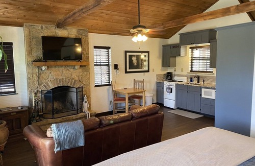 Wimberley Cabin | Comfortable Cabin with Private Pool and Hot Tub