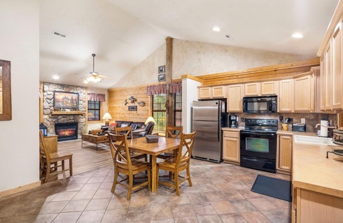 Branson Theater District Cabin | Comfortable Cabin with Whirlpool Tub, Gas Fireplace, and Screened-in Porch