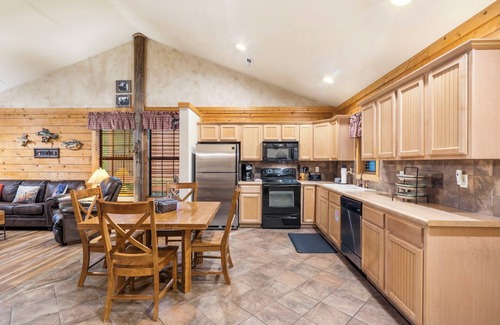 Branson Theater District Cabin | Comfortable Cabin with Whirlpool Tub, Gas Fireplace, and Screened-in Porch