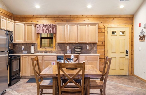 Branson Theater District Cabin | Comfortable Cabin with Whirlpool Tub, Gas Fireplace, and Screened-in Porch