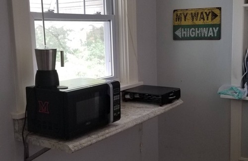 Ottawa Apartment | Comfortable, charming 2 bedroom upper duplex in Toledo, Ohio.