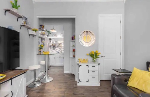 Maryvale House | Comfortable chic Guesthouse. 1 QSBed+1 QS sleeper sofa Close to Spring training