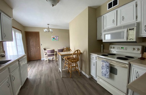 Merriam House | ⭐️Comfortable✅Clean✅ Central✅!Stylish✅!PetFriendly⭐️Backyard⭐️Grill
