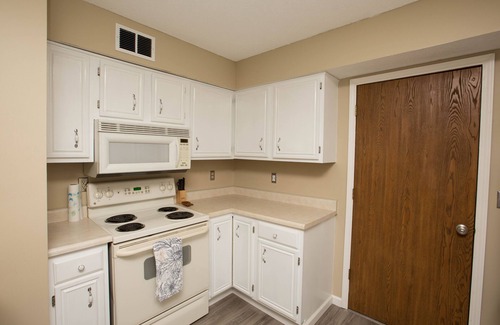 Merriam House | ⭐️Comfortable✅Clean✅ Central✅!Stylish✅!PetFriendly⭐️Backyard⭐️Grill