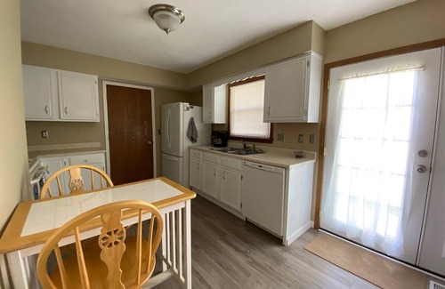 Merriam House | ⭐️Comfortable✅Clean✅ Central✅!Stylish✅!PetFriendly⭐️Backyard⭐️Grill