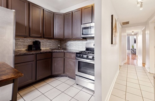 Grand Boulevard Condo | Comfortable Condo In The Heart Of Bronzeville 4 Bedroom Condo by RedAwning