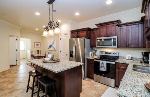 Oxford House | Comfortable, Convenient and Well Appointed 3B/3.5BA