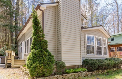 Highlands House | Comfortable, Convenient, Hot Tub and Freshly Renovated!