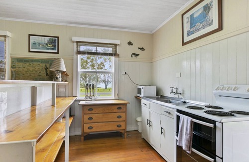 Tin Can Bay House | Comfortable Cottage with Views of the Bay
