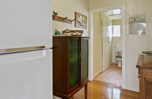 Tin Can Bay House | Comfortable Cottage with Views of the Bay