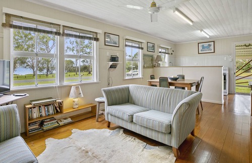 Tin Can Bay House | Comfortable Cottage with Views of the Bay