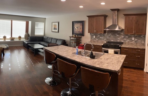 Kamloops House | Comfortable & Cozy / 3 bedroom with Hot Tub
