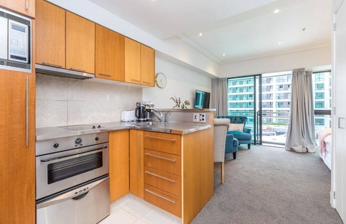 Auckland Central Business District Apartment | Comfortable & Cozy - Newly Furnished 'Quays'