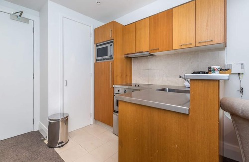 Auckland Central Business District Apartment | Comfortable & Cozy - Newly Furnished 'Quays'