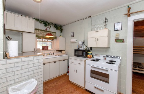 Clifton Cabin | Comfortable & Fun 'Lake House #1' Just Yards to Marina & Lake Access