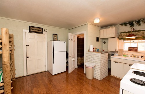 Clifton Cabin | Comfortable & Fun 'Lake House #1' Just Yards to Marina & Lake Access