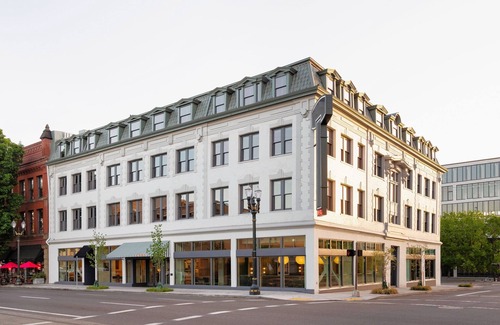 Buckman Neighborhood Apartment | Comfortable Grand King Room: Pet Friendly Stay, Walk to Grand Amari