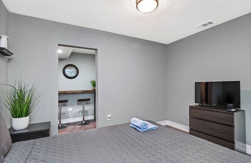 Safety Harbor House | Comfortable Guest Suite in Clearwater (GH2)