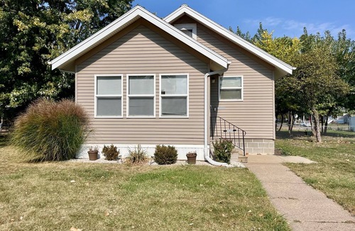 Cedar Rapids - Iowa City House | Comfortable Home Away From Home