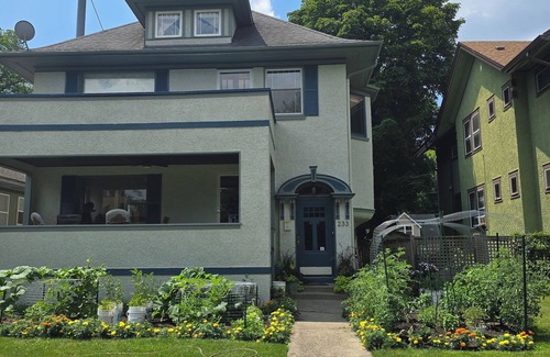 Oak Park Apartment | Comfortable home in historic Oak Park- open For Thanksgiving and Christmas!