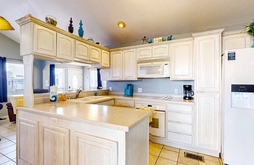 Port Isabel House | Comfortable home near beaches with AC, shaded deck, washer/dryer - dog-friendly