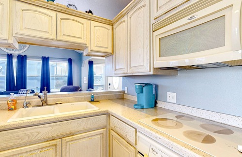 Port Isabel House | Comfortable home near beaches with AC, shaded deck, washer/dryer - dog-friendly