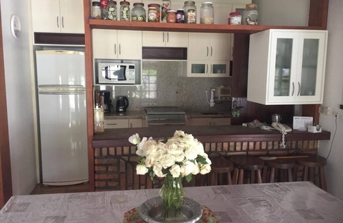 Cachoeira do Bom Jesus House | Comfortable house 80 meters from the beach, safe, easy access, and air conditioning!