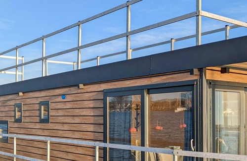 Vastervik Boat Rental | Comfortable houseboat with great view over the water to Västervik.