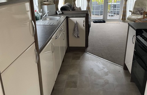 Dollar Cabin | Comfortable lodge with hot tub.internet and netflix