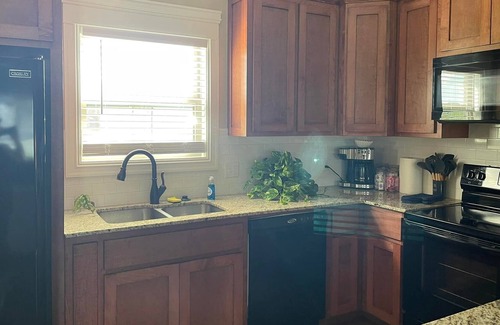 Pryor House | Comfortable Modern Duplex for Business or R&R