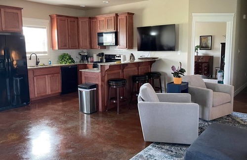 Pryor House | Comfortable Modern Duplex for Business or R&R