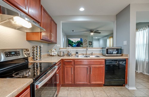 Southside House | Comfortable near Lackland & Downtown/Easy access I35n