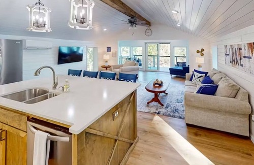Rockwell House | Comfortable, newly remodeled modern 2 bedroom cabin located on Lake Hamilton.